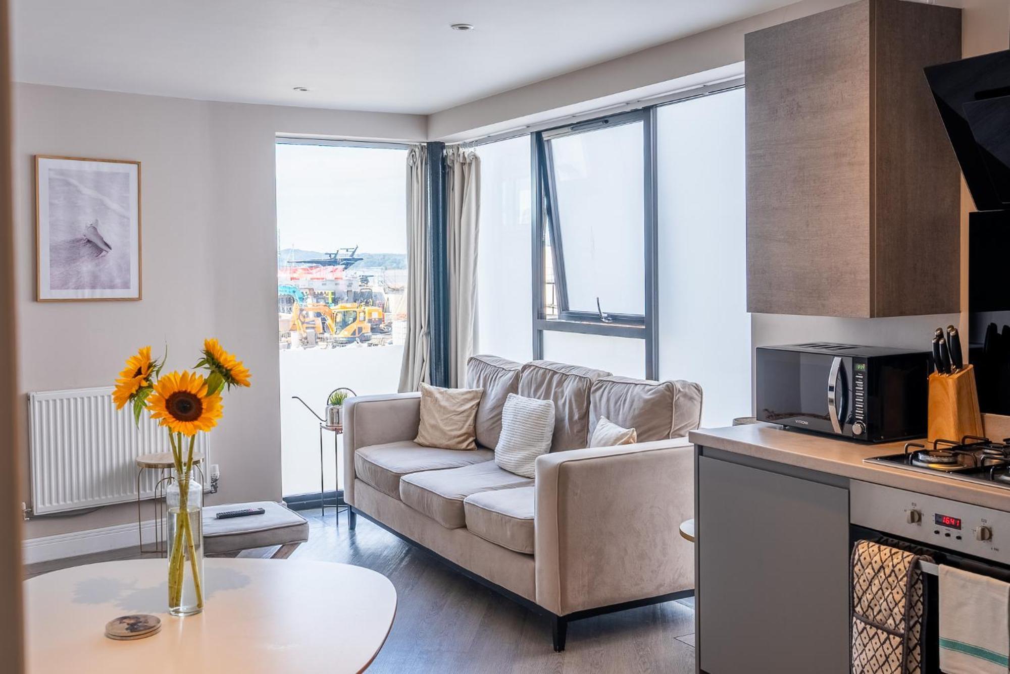 Beautiful Two Bedroom Harbour Side Apartment Poole Eksteriør billede